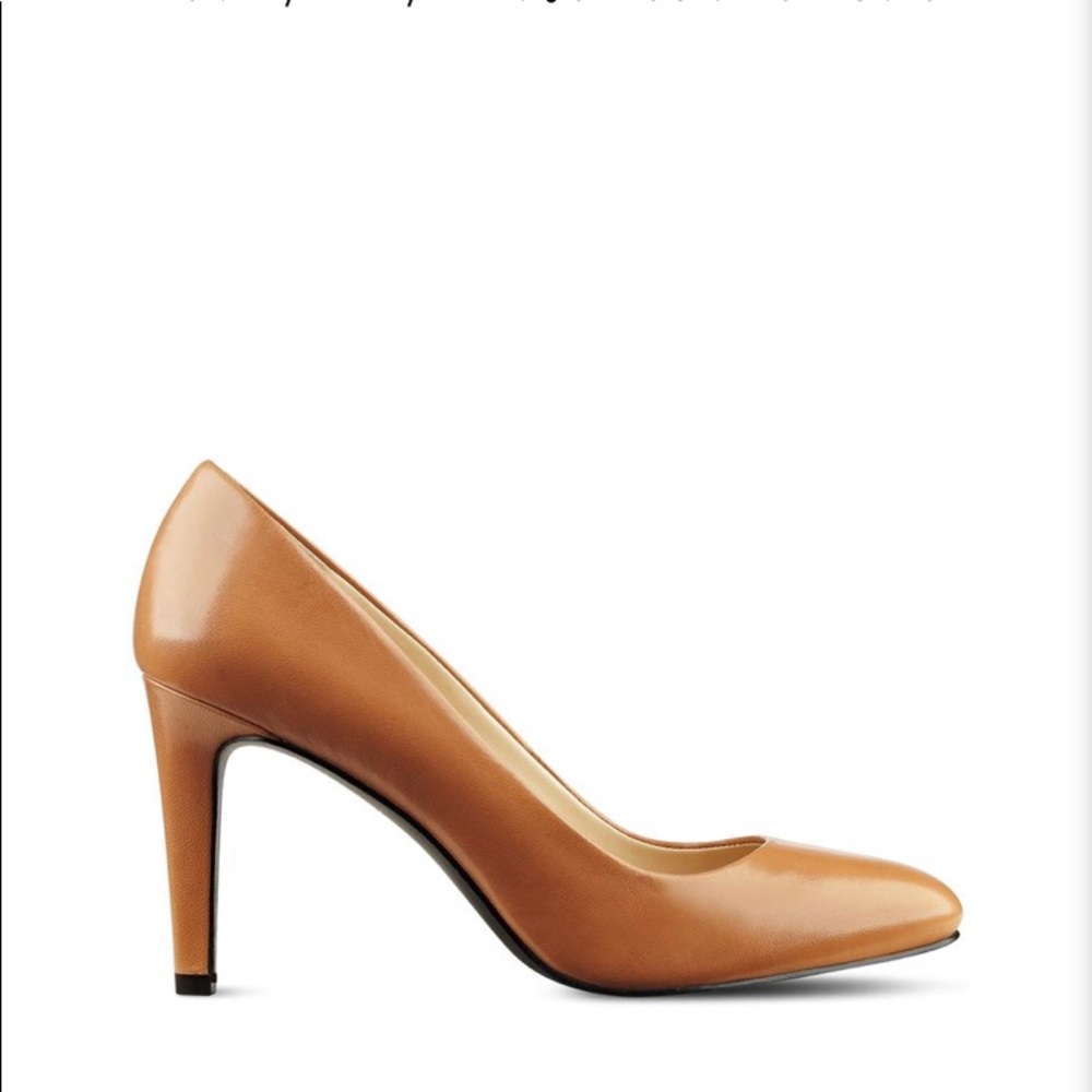 Brand New Nine West HandJive round toe pumps